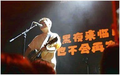 我在太原和谁一起假装悲伤吉他谱_贰佰_C调指法扫弦版